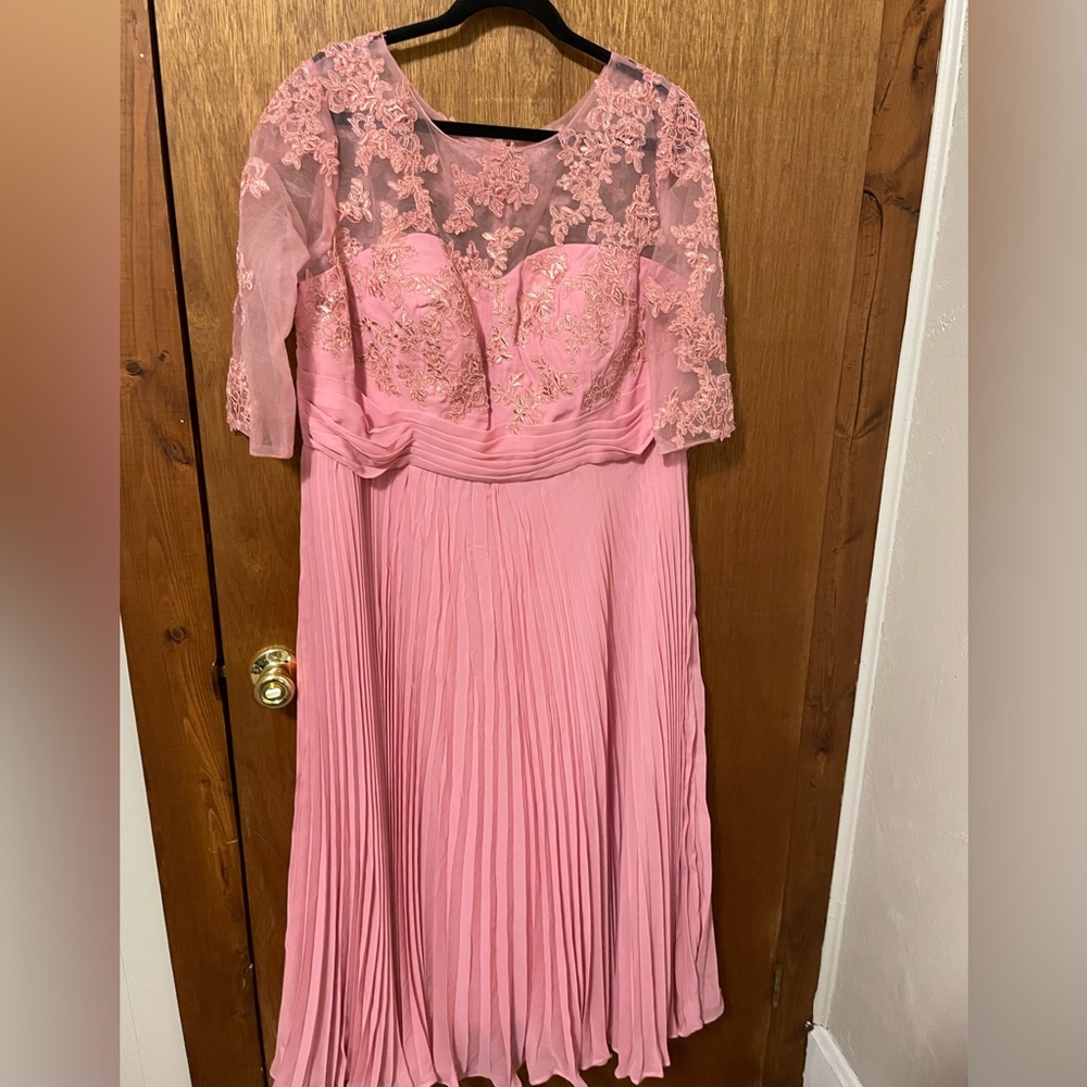 Elegant Pink Lace Women's maxi Dress. Ptp 22